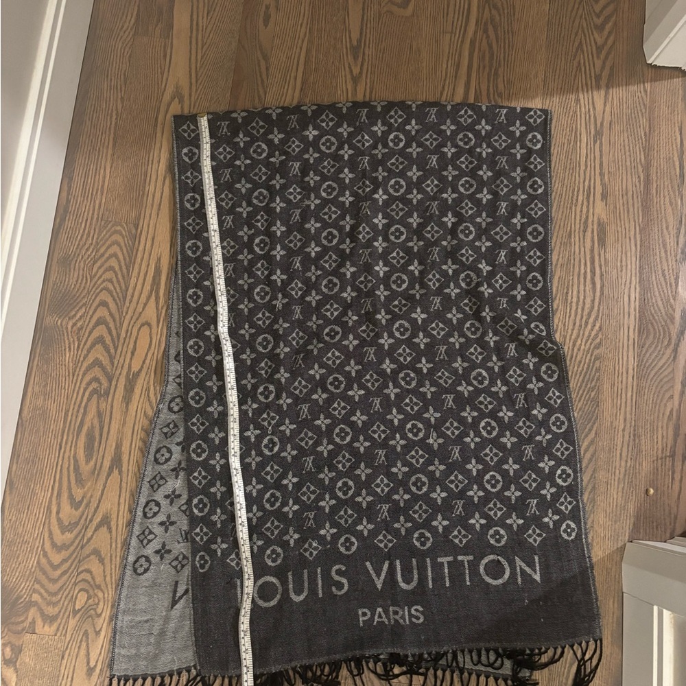 Elegant Gray Patterned Scarf
